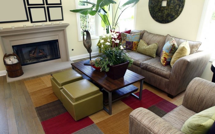 Цветочные диваны в гостиной