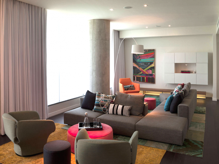 Длинный зал с окнами интерьер