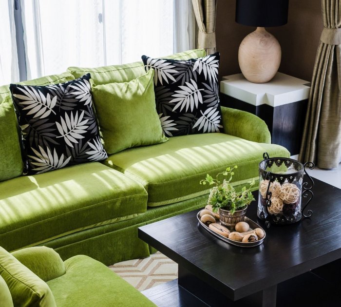 Салатовый диван в интерьере