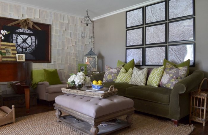 Диван оливкового цвета с подушками