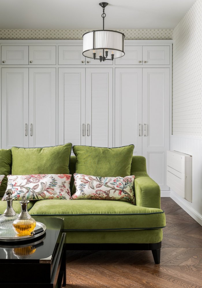 Зеленый диван в интерьере