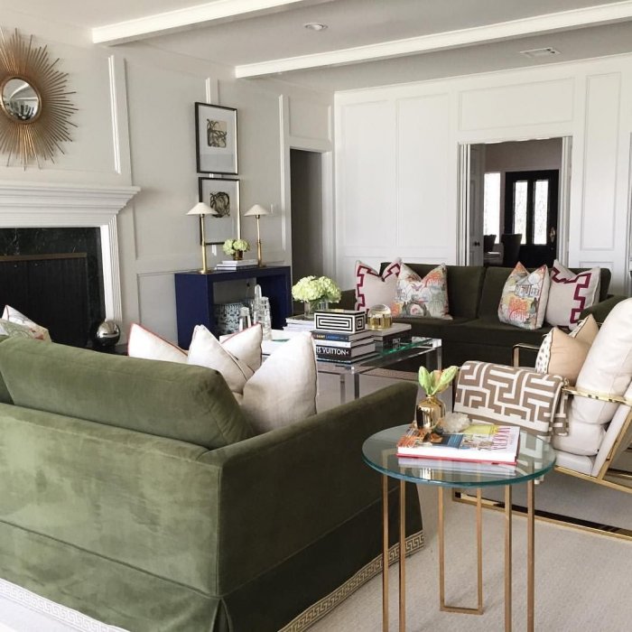 Оливковый диван в кухне гостиной