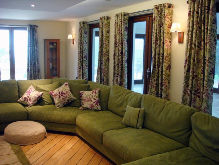 Диван и шторы в интерьере