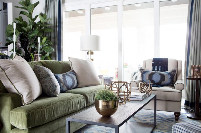 Диван цвета хаки в интерьере