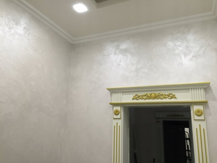 Декоративная штукатурка для внутренней отделки стен в белых тонах