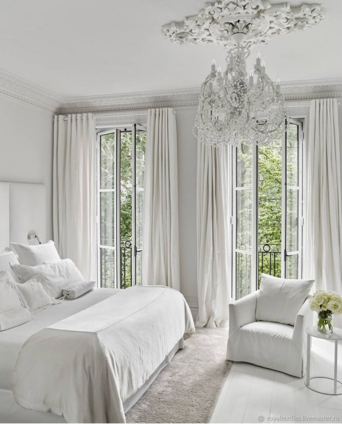 Спальня в белых тонах