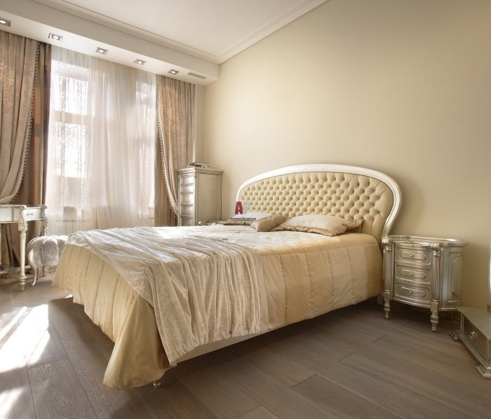 Шторы в спальню молочного цвета