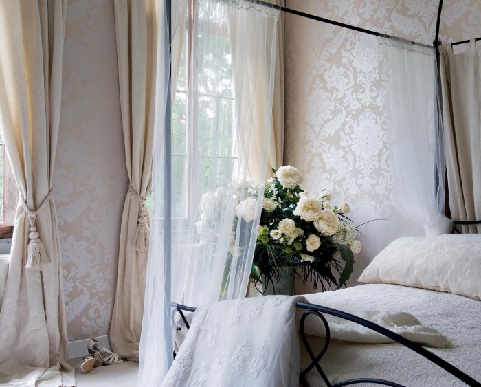 Светлые шторы в интерьере