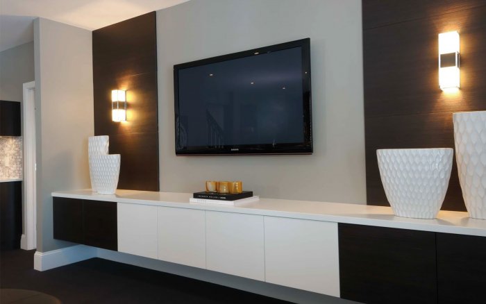 Телевизор на стене в гостиной