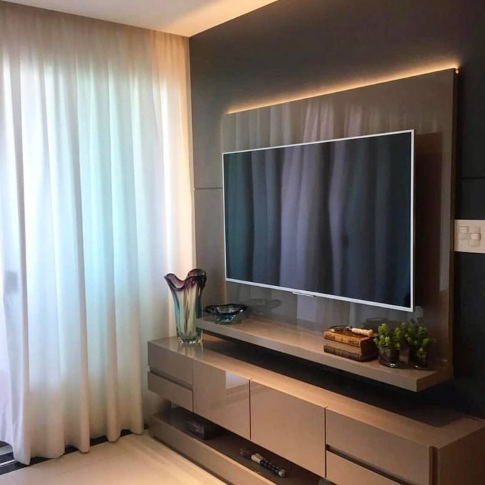 Небольшой телевизор на стену