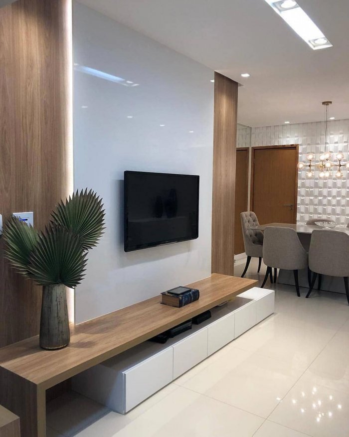 Телевизор на стене в интерьере