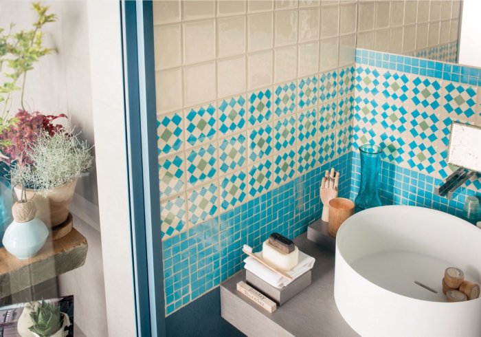 Ванная с голубой мозаикой