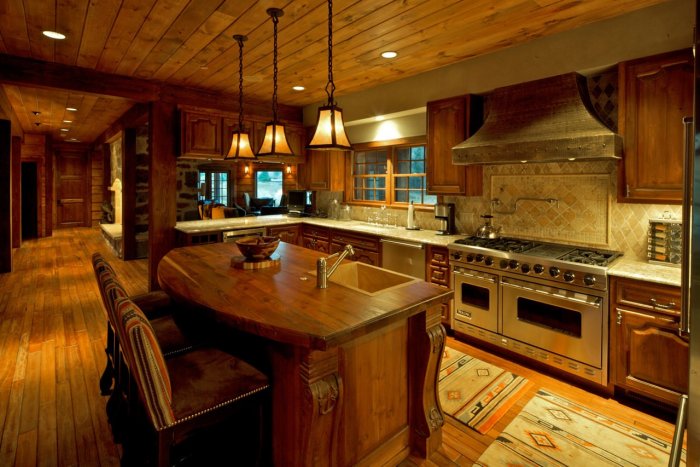 Кухня в альпийском стиле в доме