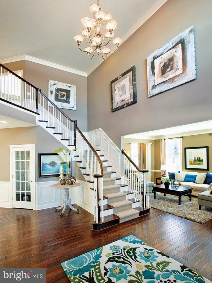 Лестница в двусветной гостиной