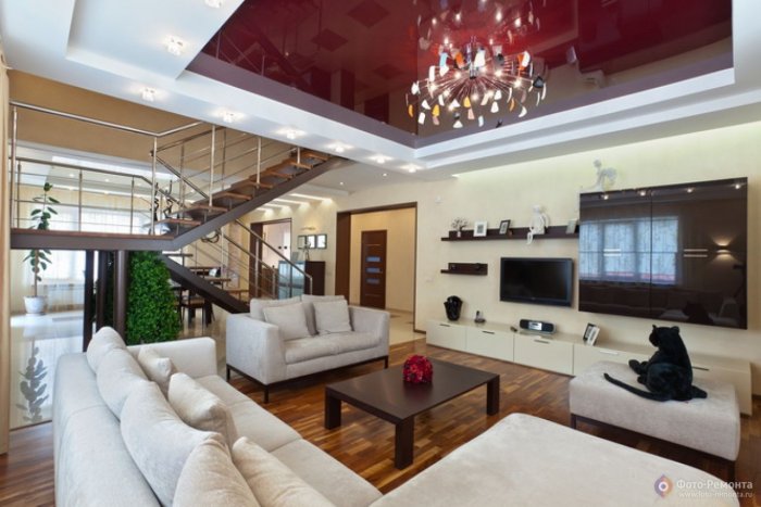 Потолок гостиная коттедж