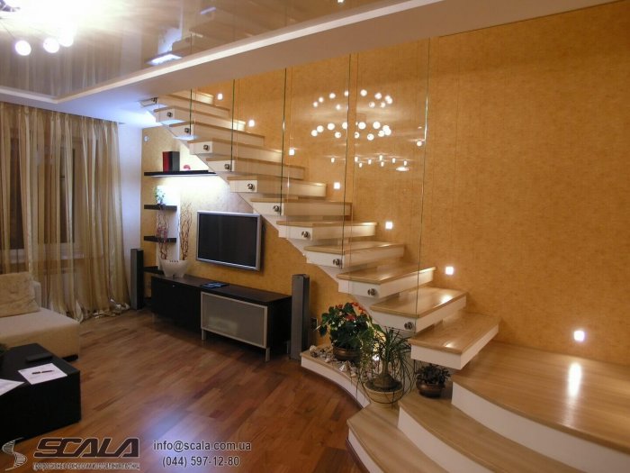 Освещение комнаты с лестницей на второй этаж