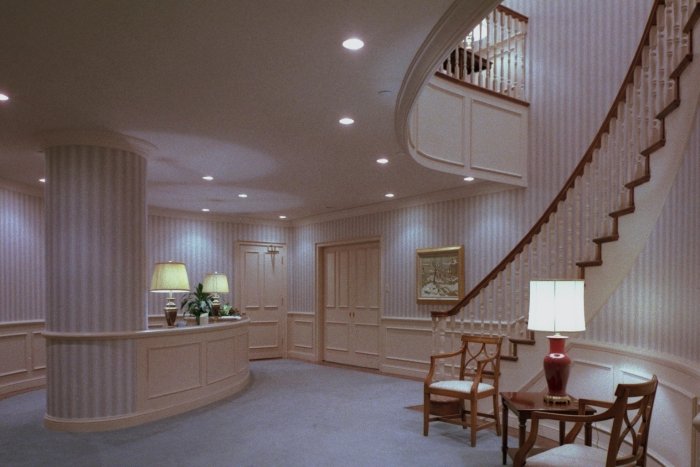 Натяжные потолки в холле в частном доме