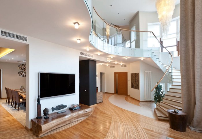 Интерьер гостиной в коттедже с лестницей