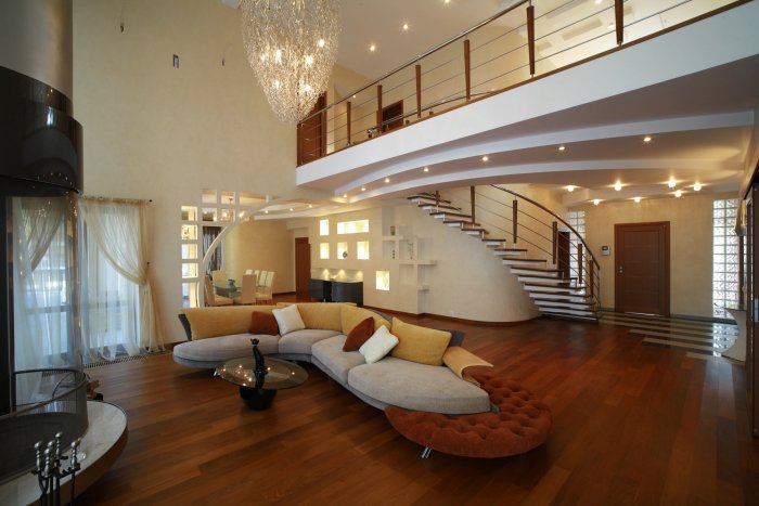 Натяжные потолки в гостиной с лестницей