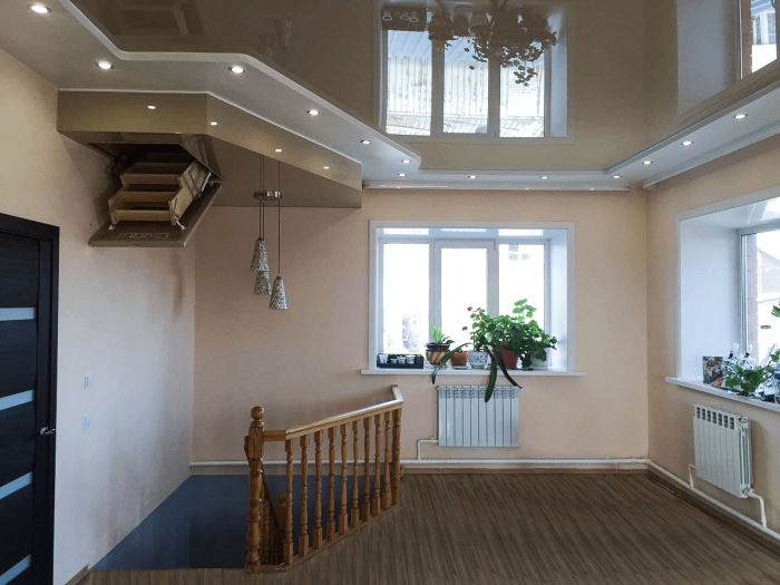 Глянцевый натяжной потолок