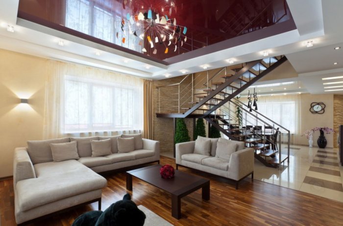 Кухня гостиная с лестницей