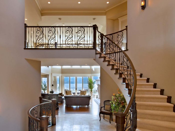 Натяжной потолок в холле с лестницей