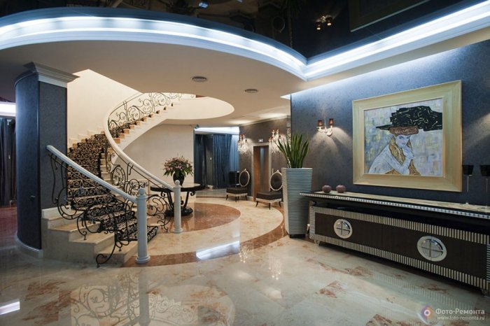 Потолок в гостиной с лестницей