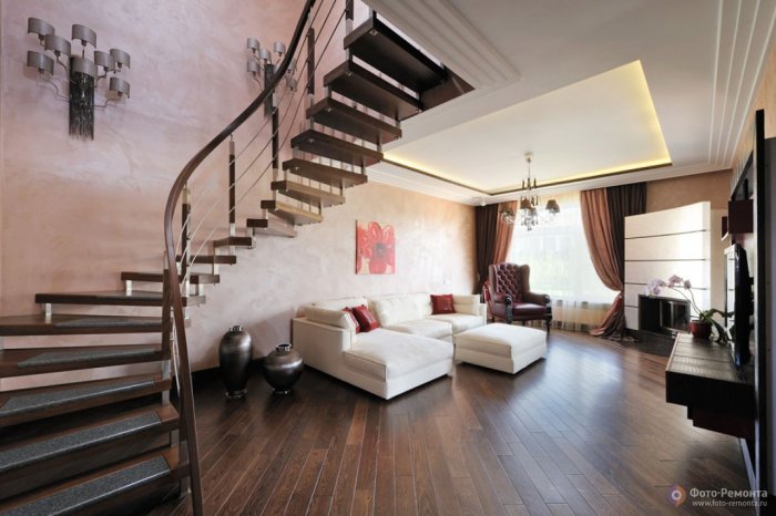 Кухня-гостиная с лестницей на 2-й этаж