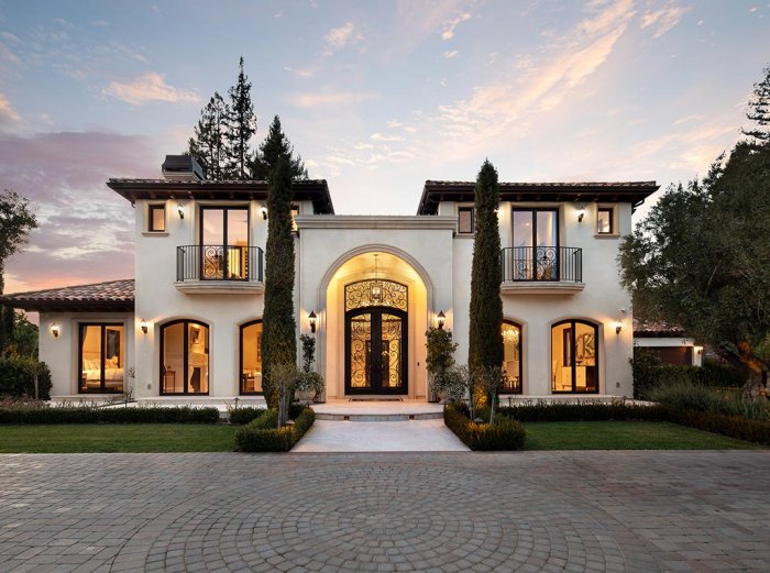 Двухэтажный дом в средиземноморском стиле