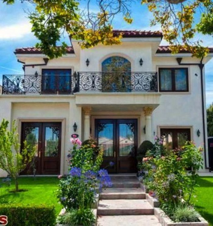 Двухэтажный дом в средиземноморском стиле