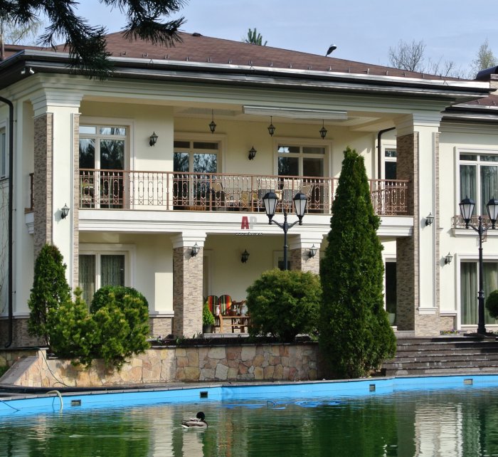 Фасад дома в средиземноморском стиле