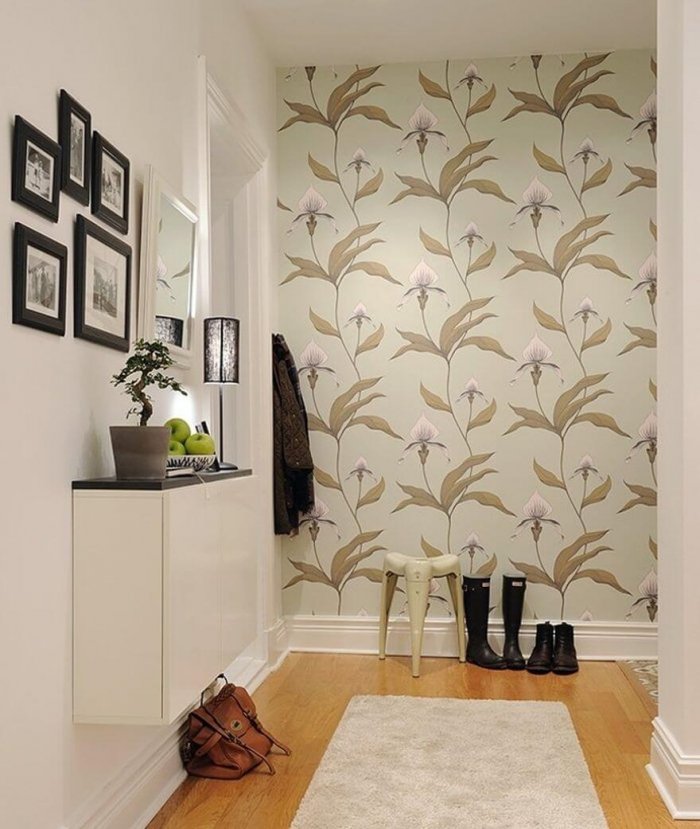 Прихожая с комбинированными обоями