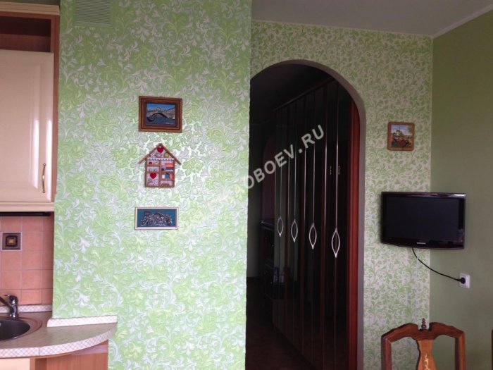 Поклеить обои в коридоре совмещ с кухней