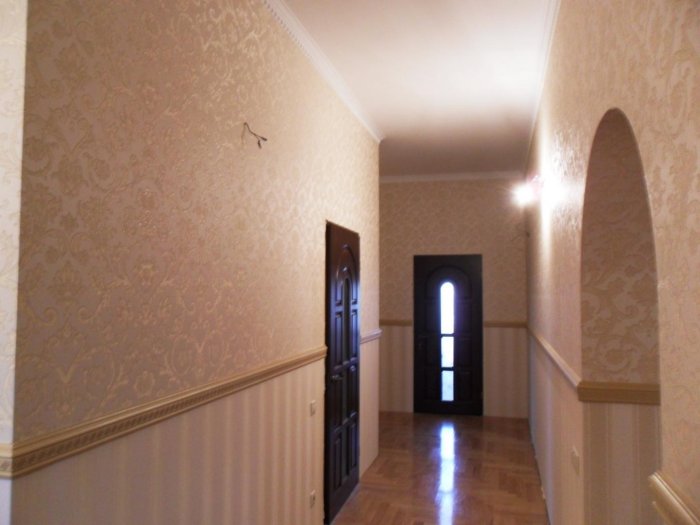 Обои в коридоре с бордюром