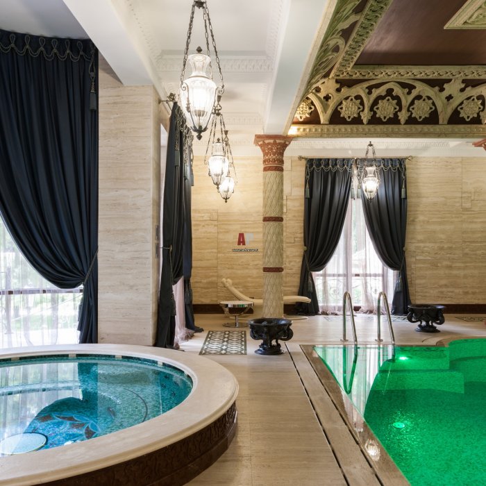 Интерьер сауны с бассейном в загородном доме