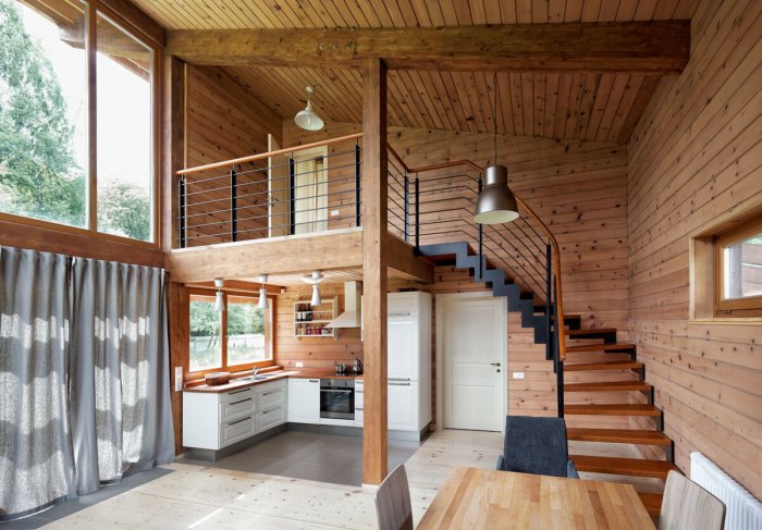 Двухэтажная дача внутри