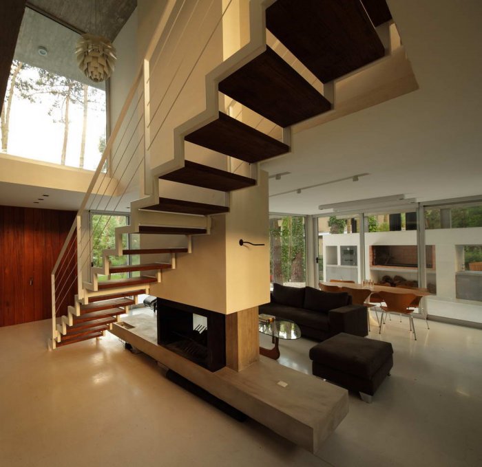 Лестница посередине комнаты