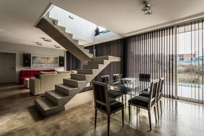 Лестница посреди комнаты