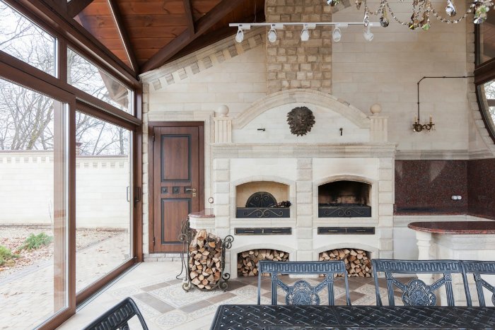 Зимняя кухня с барбекю