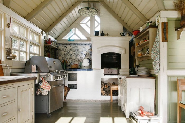 Кухня в деревенском стиле с печкой