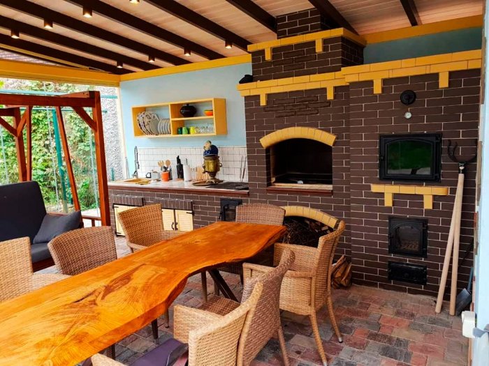 Терраса с камином-барбекю