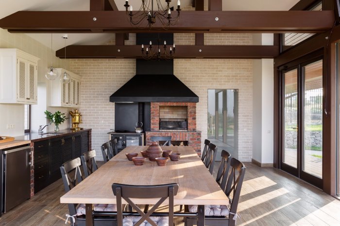 Интерьер летней кухни в загородном доме