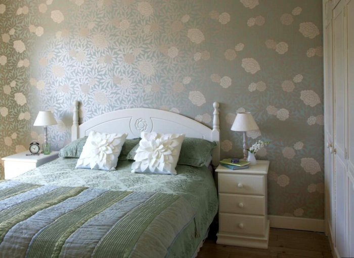 Обои в маленькую спальню комбинированные