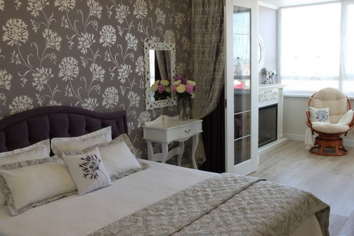 Обои в спальню комбинированные
