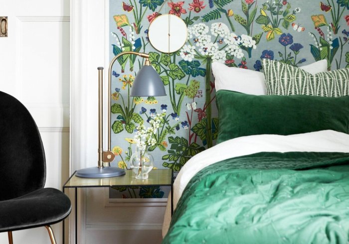 Цветочный орнамент на обоях в интерьере спальни