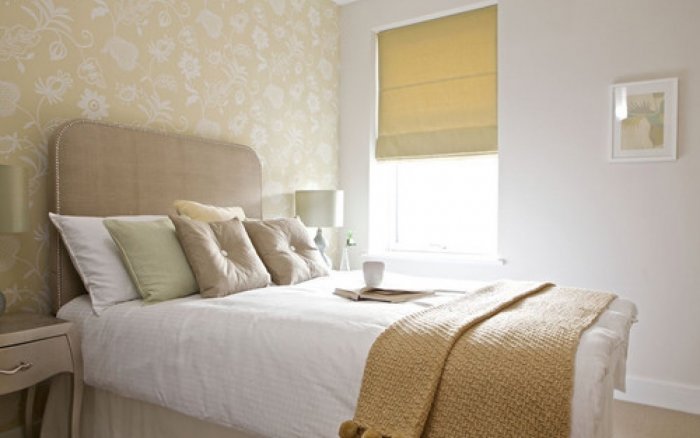 Маленькая спальня в песочных тонах