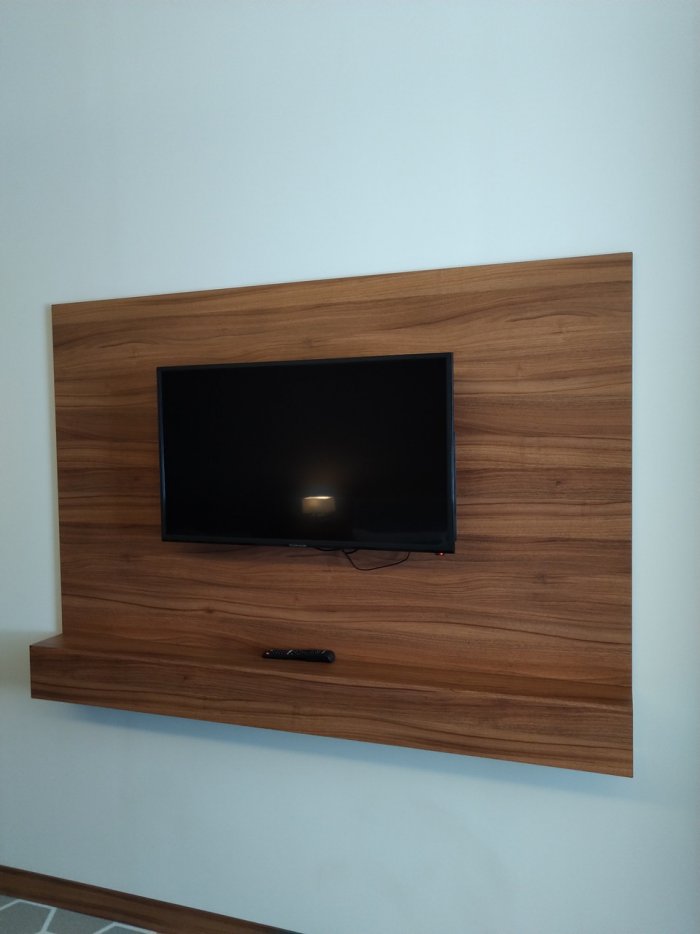 Панель с полками для телевизора