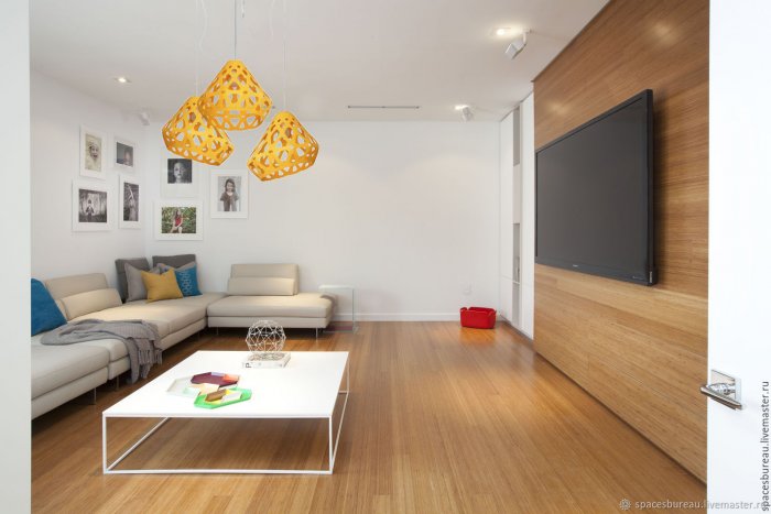 Ламинат в гостинной на стене