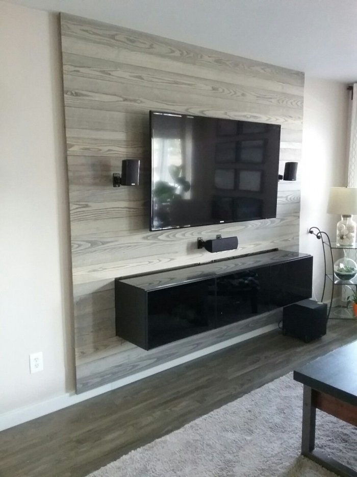 Ламинат на полу и стене ТВ