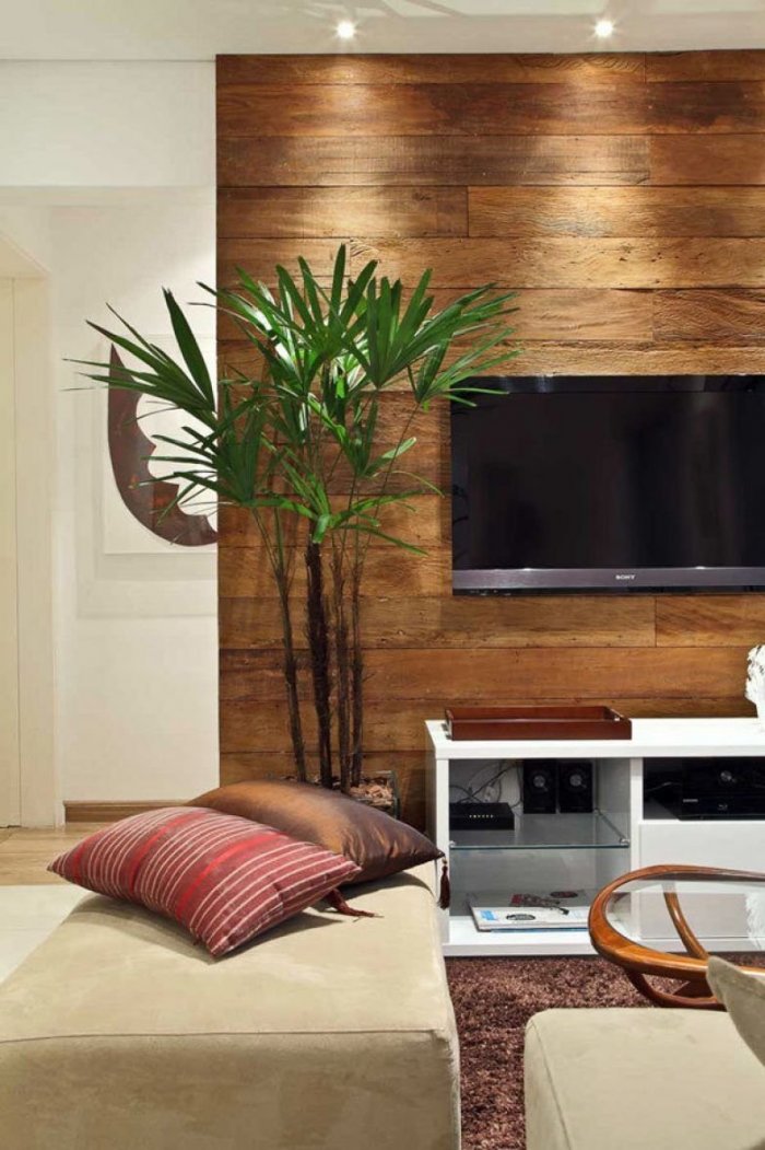 Дерево в интерьере гостиной